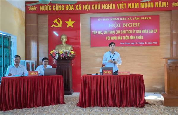 Chủ tịch UBND xã Cẩm Giàng tiếp xúc, đối thoại với nhân dân thôn Bình Phiên