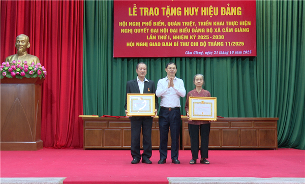 Cẩm Giàng tổ chức Lễ trao tặng huy hiệu Đảng và Quán triệt nghị quyết Đại hội Đảng bộ xã lần thứ I 