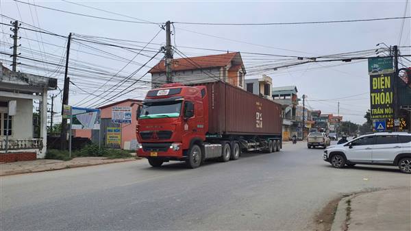 Giải tỏa vi phạm hành lang an toàn giao thông Quốc lộ 38 đoạn qua địa bàn xã Cẩm Giàng