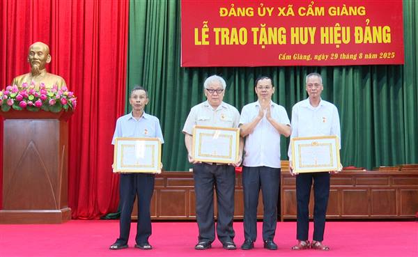 Cẩm Giàng trao Huy hiệu Đảng đợt 2/9 cho 28 đảng viên
