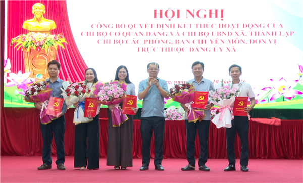 Xã Cẩm Giàng tổ chức hội nghị công bố các quyết định về sắp xếp tổ chức Đảng