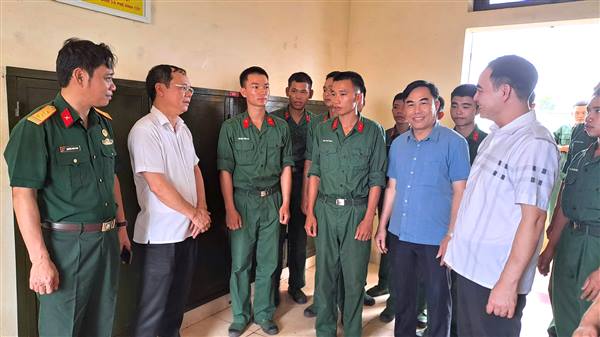 Cẩm Giàng thăm, động viên và tặng quà các chiến sĩ mới nhập ngũ năm 2026 đang huấn luyện tại Trung đoàn 95