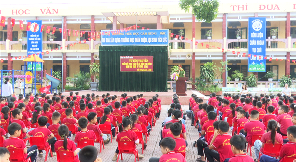 Công an Cẩm Giàng tuyên truyền, phổ biến pháp luật về an toàn giao thông tại trường TH Cẩm Hưng