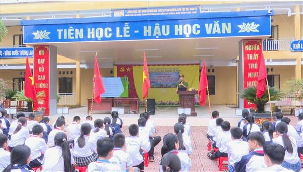 Công an Cẩm Giàng tuyên truyền pháp luật về an toàn giao thông tại trường THCS Cẩm Hưng
