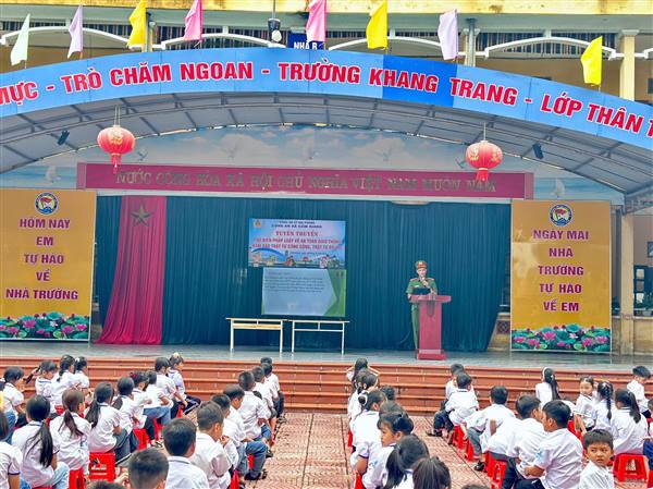 Công an xã Cẩm Giàng tuyên truyền an toàn giao thông tại trường TH Ngọc Liên