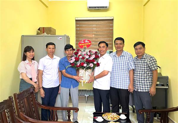 Lãnh đạo UBND xã Cẩm Giàng chúc mừng Trung tâm Dịch vụ sự nghiệp công xã nhân kỷ niệm 101 năm Ngày Báo chí Cách mạng Việt Nam 21/6