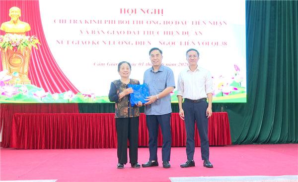Cẩm Giàng biểu dương 2 hộ dân đầu tiên nhận tiền bồi thường, hỗ trợ liên quan đến dự án nút giao đấu nối KCN Lương Điền – Ngọc Liên với QL38