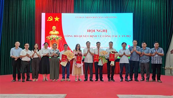 Cẩm Giàng công bố các quyết định về công tác cán bộ