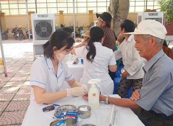 Trạm Y tế xã Cẩm Giàng hoàn thành chỉ tiêu khám sức khỏe định kỳ cho người cao tuổi 