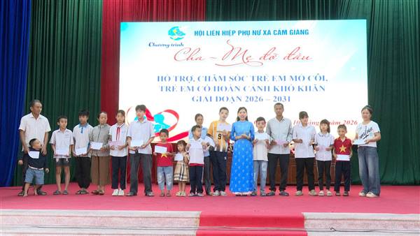 Hội LHPN xã Cẩm Giàng phát động Chương trình "Cha - Mẹ đỡ đầu", tiếp nhận và trao kinh phí hỗ trợ trẻ em mồ côi, trẻ em có hoàn cảnh khó khăn
