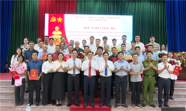 Xã Cẩm Giàng công bố các nghị quyết, quyết định về sắp xếp, tổ chức lại thôn và công tác tổ chức cán bộ thôn