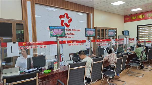 Cẩm Giàng đẩy mạnh giải quyết thủ tục hành chính trên môi trường điện tử, tạo thuận lợi cho người dân