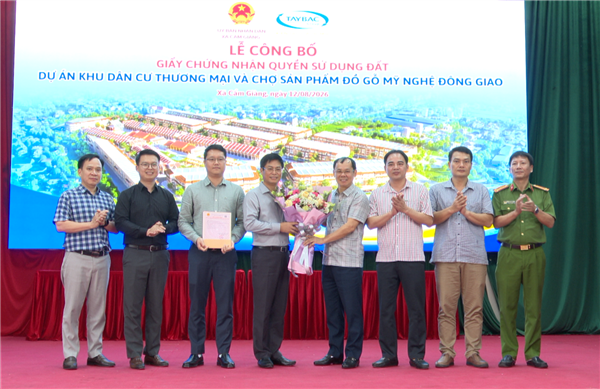 Công bố Giấy chứng nhận quyền sử dụng đất Dự án Khu dân cư Thương mại và Chợ đồ gỗ mỹ nghệ Đông Giao