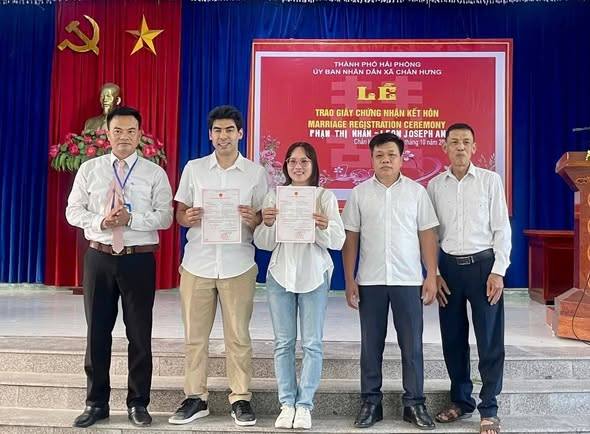 ã Chấn Hưng trao Giấy chứng nhận kết hôn giữa công dân Việt Nam và người nước ngoài