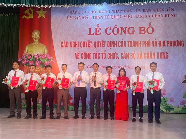 Lễ công bố các nghị quyết, quyết định của thành phố và địa phương về công tác tổ chức, cán bộ xã Chấn Hưng