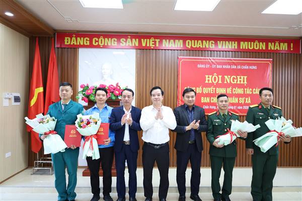 Công bố các quyết định về công tác cán bộ Ban Chỉ huy Quân sự xã Chấn Hưng