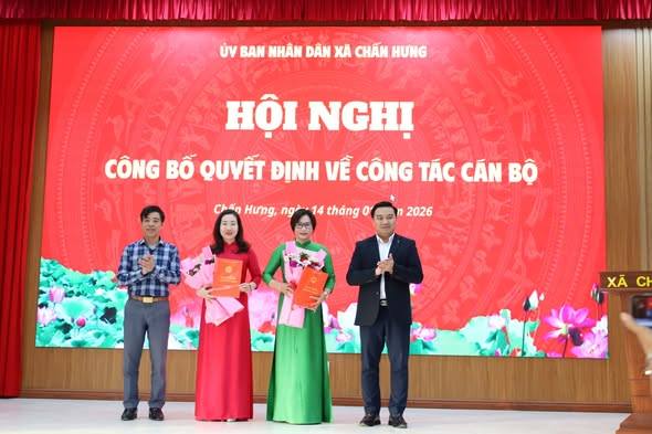 HỘI NGHỊ CÔNG BỐ QUYẾT ĐỊNH VỀ CÔNG TÁC CÁN BỘ TẠI XÃ CHẤN HƯNG
