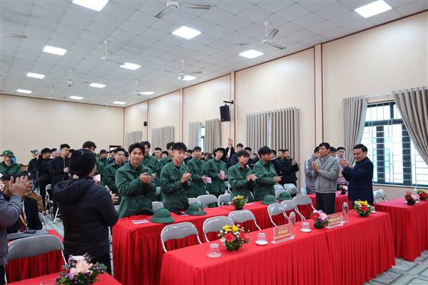 XÃ CHẤN HƯNG TỔ CHỨC HỘI NGHỊ TIẾP XÚC TÂN BINH VÀ QUÂN NHÂN XUẤT NGŨ NĂM 2026 