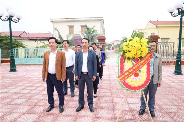 ĐẢNG ỦY – HĐND – UBND – ỦY BAN MTTQ VIỆT NAM XÃ CHẤN HƯNG
TỔ CHỨC LỄ THẮP HƯƠNG TẠI NGHĨA TRANG LIỆT SĨ TRÊN ĐỊA BÀN XÃ