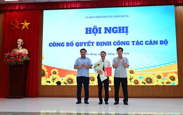 XÃ CHẤN HƯNG TỔ CHỨC HỘI NGHỊ CÔNG BỐ QUYẾT ĐỊNH CÔNG TÁC CÁN BỘ
