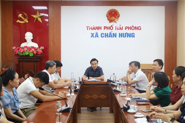Lãnh đạo UBND xã Chấn Hưng làm việc với giáo viên ôn tập cho học sinh dự thi vào lớp 10