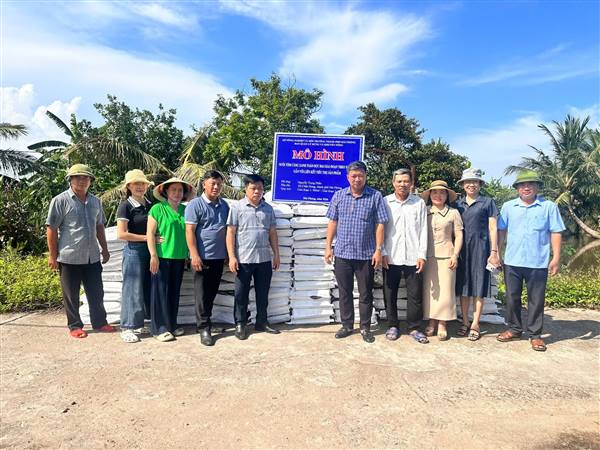 Xã Chấn Hưng phối hợp bàn giao thức ăn đợt 2 cho mô hình nuôi tôm càng xanh toàn đực theo VietGAP