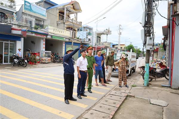 Xã Chấn Hưng tiếp tục ra quân giải tỏa hành lang an toàn giao thông theo chỉ thị số 17 của thành phố