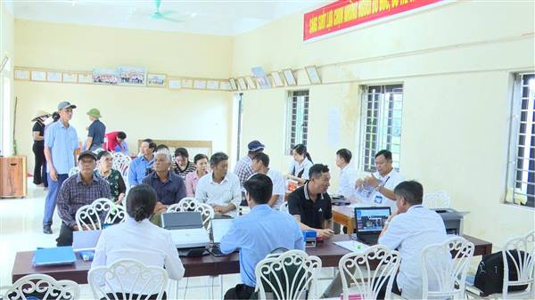 Trung tâm Phục vụ hành chính công tổ chức tiếp nhận, hướng dẫn, giải quyết Thủ tục hành chính lưu động tại thôn Tây Hưng