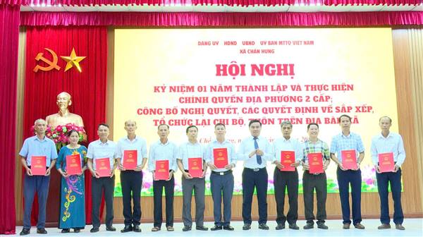 Xã Chấn Hưng tổ chức Hội nghị kỷ niệm 1 năm thành lập, thực hiện mô hình chính quyền địa phương hai cấp, công bố nghị quyết và các quyết định về sắp xếp tổ chức cơ sở