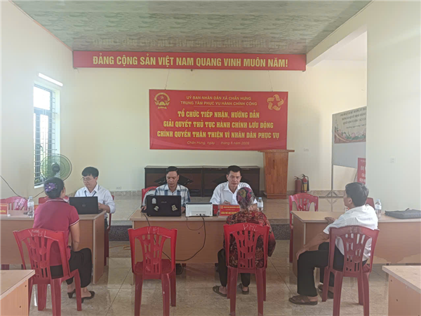 Tổ hành chính lưu động xã Chấn Hưng thực hiện việc tiếp nhận, hướng dẫn, giải quyết thủ tục hành chính tại Nhà văn hóa thôn Đông Hưng.