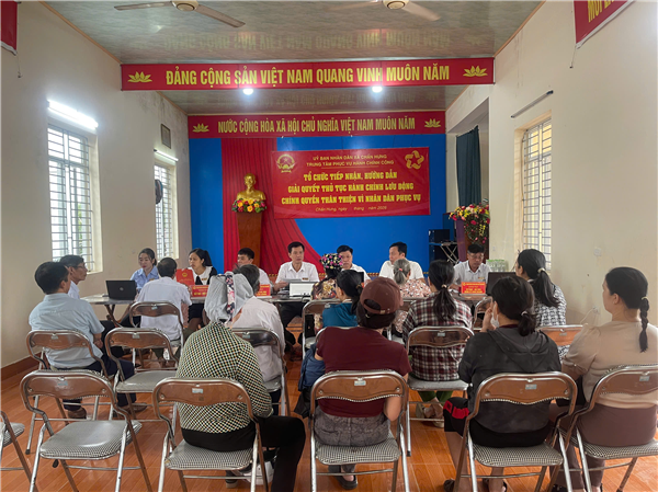 Trung tâm Phục vụ hành chính công xã Chấn Hưng tổ chức buổi phục vụ hành chính lưu động tại thôn Trung Nghĩa