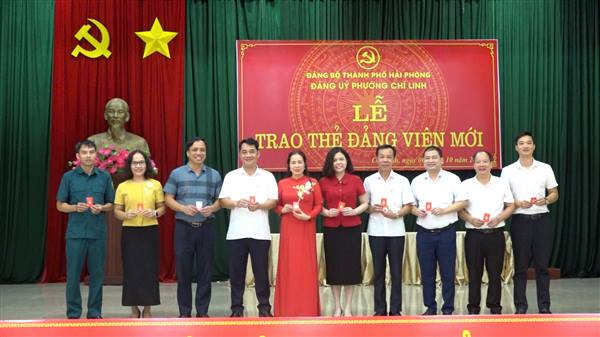PHÁT THẺ ĐẢNG VIÊN GẮP CHÍP ĐIỆN TỬ CHO CÁC TỔ CHỨC CƠ SỞ ĐẢNG, ĐẢNG VIÊN.