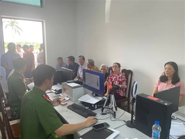 CÔNG AN PHƯỜNG CHÍ LINH QUYẾT TÂM HOÀN THÀNH SỚM CHỈ TIÊU CẤP ĐỔI THẺ ĐẢNG VIÊN GẮN CHIP