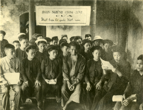 ND mien Bac nghe doc cuong linh cua MTTQ VN 9.1955.jpg