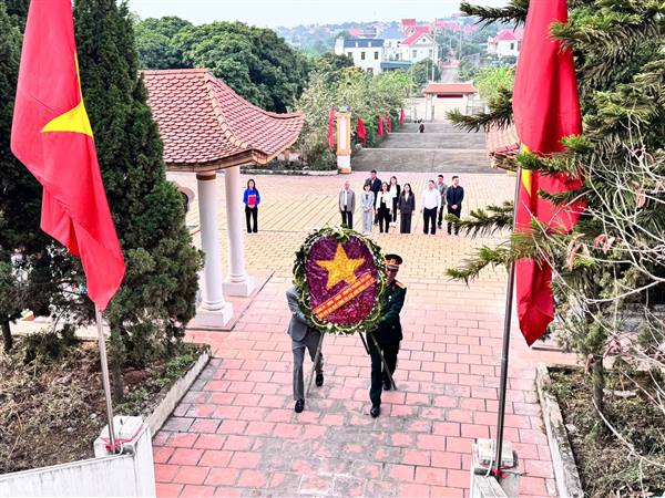 LÃNH ĐẠO PHƯỜNG CHÍ LINH DÂNG HƯƠNG TẠI CÁC NGHĨA TRANG LIỆT SĨ NHÂN DỊP TẾT NGUYÊN ĐÁN BÍNH NGỌ 2026