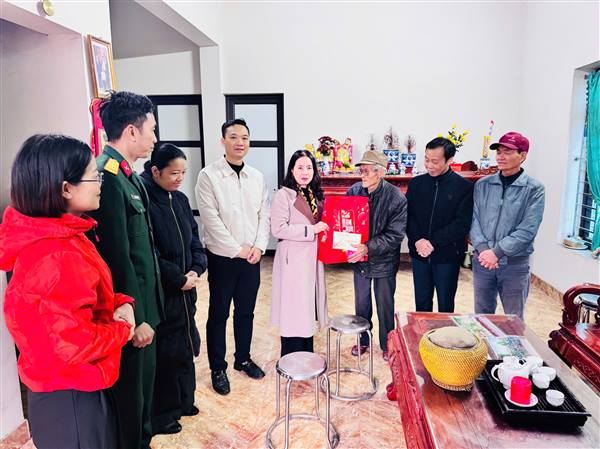 Phường Chí Linh tổ chức chương trình thăm, tặng quà người có công với cách mạng, hộ nghèo trước thềm năm mới Bính Ngọ 2026