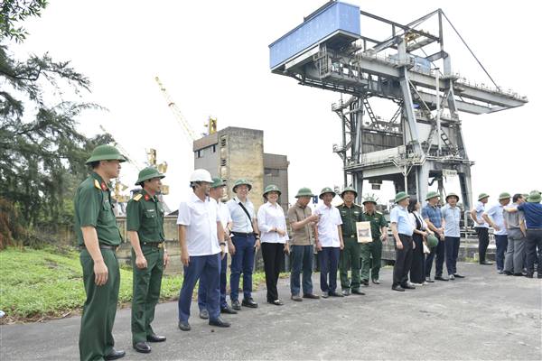 ĐOÀN CÁN BỘ, GIÁO VIÊN, HỌC VIÊN LỚP BỒI DƯỠNG KIẾN THỨC QUỐC PHÒNG VÀ AN NINH ĐỐI TƯỢNG 2 TRƯỜNG QUÂN SỰ QUÂN KHU 3 THAM QUAN, NGHIÊN CỨU THỰC TẾ TẠI CÔNG TY CỔ PHẦN NHIỆT ĐIỆN PHẢ LẠI