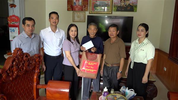 THƯỜNG TRỰC ĐẢNG ỦY PHƯỜNG CHÍ LINH THĂM, TẶNG QUÀ NGƯỜI CÓ CÔNG NHÂN DỊP KỶ NIỆM 79 NĂM NGÀY THƯƠNG BINH - LIỆT SĨ