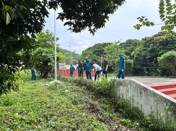 BAN CHỈ HUY QUÂN SỰ PHƯỜNG CHÍ LINH RA QUÂN DỌN VỆ SINH NGHĨA TRANG LIỆT SĨ
