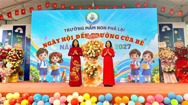 ĐỒNG CHÍ PHÓ BÍ THƯ THƯỜNG TRỰC ĐẢNG ỦY PHƯỜNG NGUYỄN THỊ THU HUYỀN DỰ LỄ KHAI GIẢNG NĂM HỌC MỚI TẠI TRƯỜNG MẦM NON PHẢ LẠI
