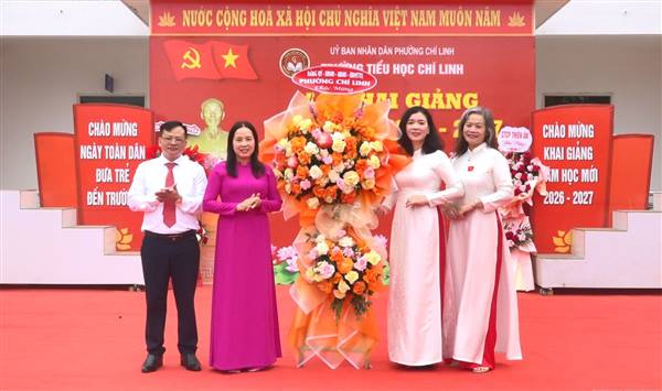 ĐỒNG CHÍ NGUYỄN THỊ THANH THÚY, BÍ THƯ ĐẢNG ỦY, CHỦ TỊCH HĐND PHƯỜNG CHÍ LINH DỰ LỄ KHAI GIẢNG TẠI TRƯỜNG TIỂU HỌC CHÍ LINH NĂM HỌC 2026–2027
