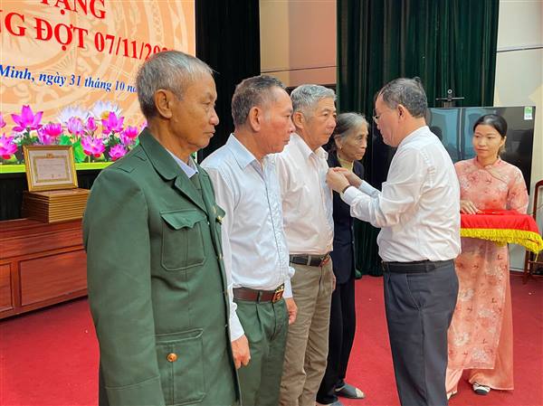 Chí Minh tổ chức Lễ trao tặng Huy hiệu Đảng đợt 7/11/2025

