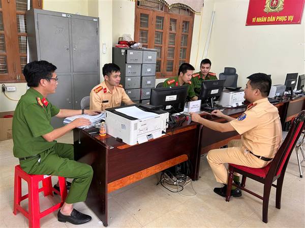 Đoàn công tác Công an thành phố làm việc với Công an xã Chí Minh về công tác làm sạch dữ liệu đăng ký xe, giấy phép lái xe