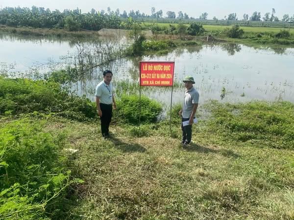 Phòng Kinh tế, Ban Chỉ huy Quân sự và Hạt Quản lý đê điều Ninh Thanh kiểm tra các vị trí xung yếu trên tuyến sông Thái Bình