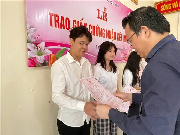 UBND xã Chí Minh trao giấy chứng nhận 
đăng ký kết hôn cho công dân
