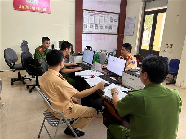 Đẩy nhanh tiến độ rà soát, làm sạch dữ liệu đăng ký 
phương tiện và giấy phép lái xe
