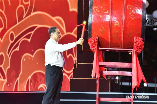 Chủ tịch Quốc hội Trần Thanh Mẫn khởi trống khai hội mùa thu Côn Sơn - Kiếp Bạc 2025