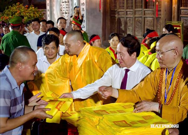 Hàng vạn người xếp hàng xin ấn tại Đền Kiếp Bạc