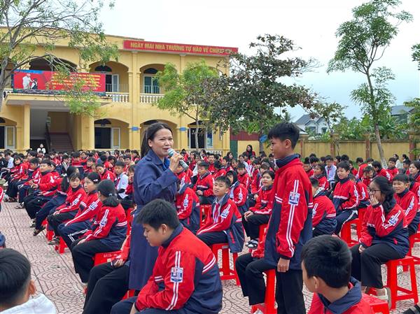 Trung tâm Trợ giúp pháp lý Nhà nước số 2 thành phố Hải Phòng truyền thông pháp luật cho học sinh Trường THCS Văn Tố