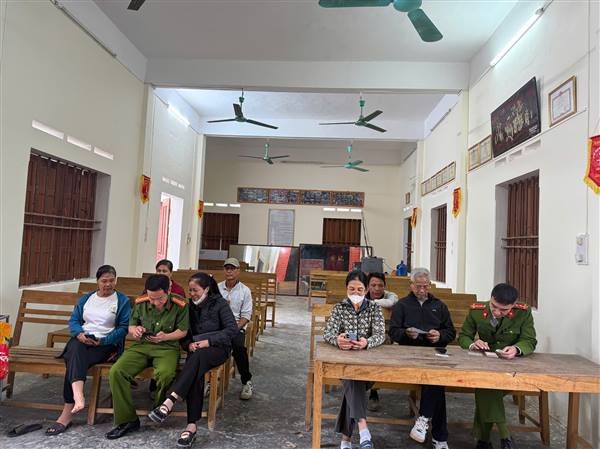 CÔNG AN XÃ CHÍ MINH, TP HẢI PHÒNG TỔ CHỨC LẤY Ý KIẾN NHÂN DÂN GÓP Ý CÁC DỰ THẢO VĂN KIỆN ĐẠI HỘI XIV CỦA ĐẢNG QUA ỨNG DỤNG VNeID

